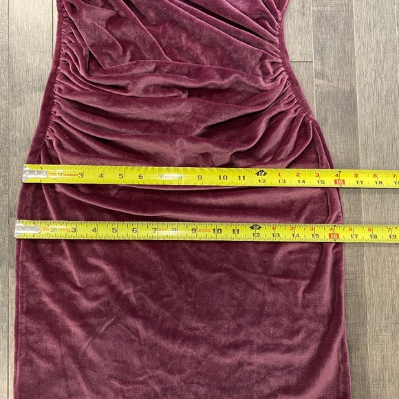 Abercrombie & Fitch Asymmetrical Ruched Velvet Midi Dress - Picture 7 of 8